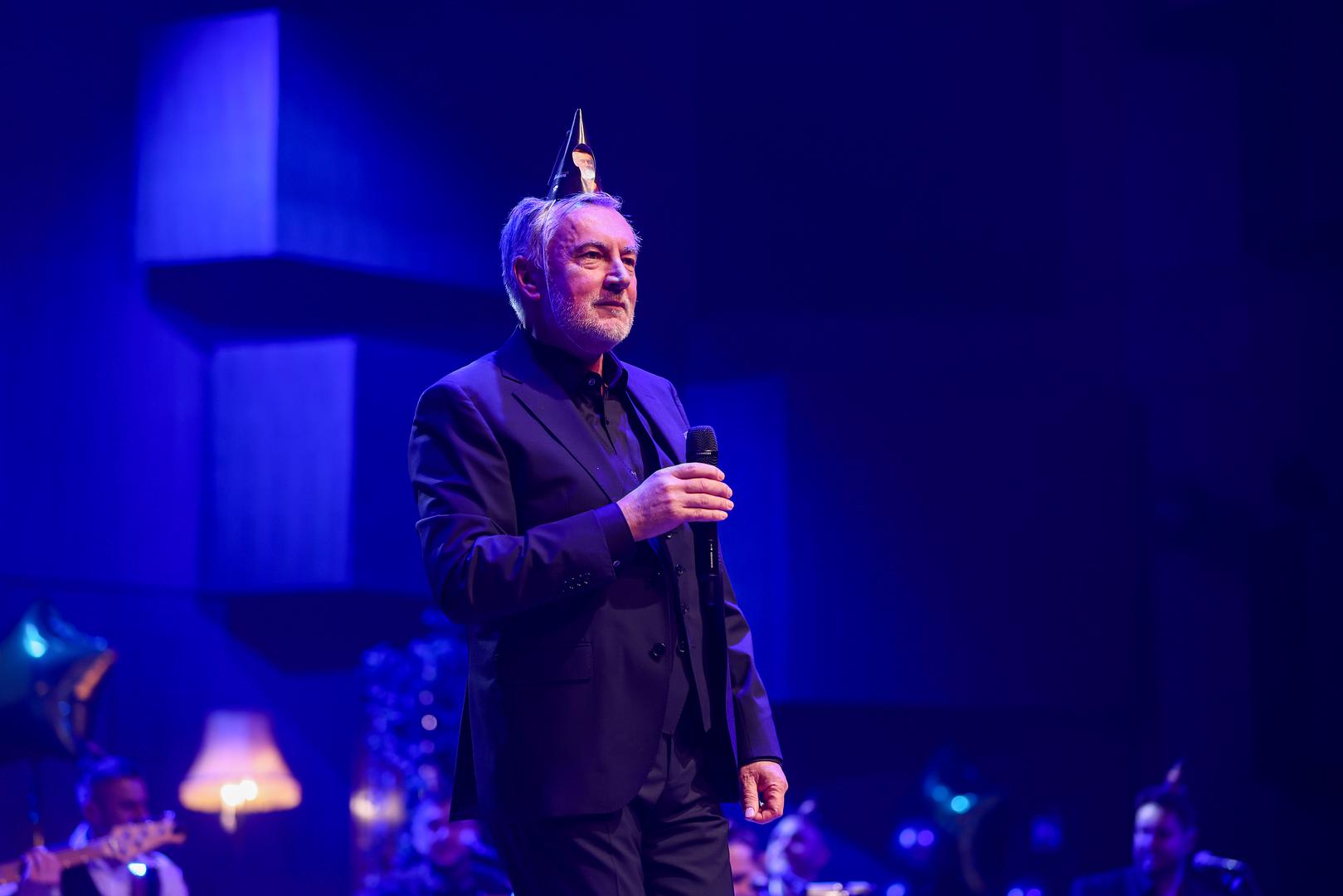 Zanimljivo je kako je Škoro nosio slavljeničku kapicu sa svojim likom.