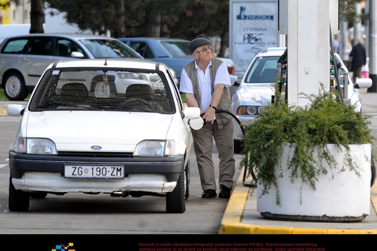 '06.04.2010., Zagrebacka avenija, INA benzinska postaja - Od danas opet je poskupjelo gorivo na INA-inim benzinskim postajama.  Photo: Goran Stanzl/PIXSELL'