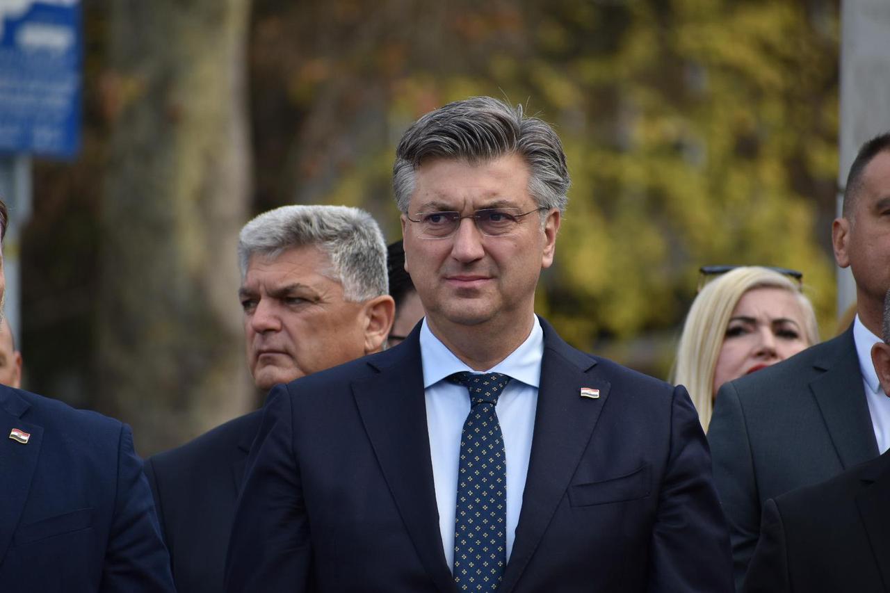 Županja: Premijer Plenković zapalio svijeću poginulim braniteljima