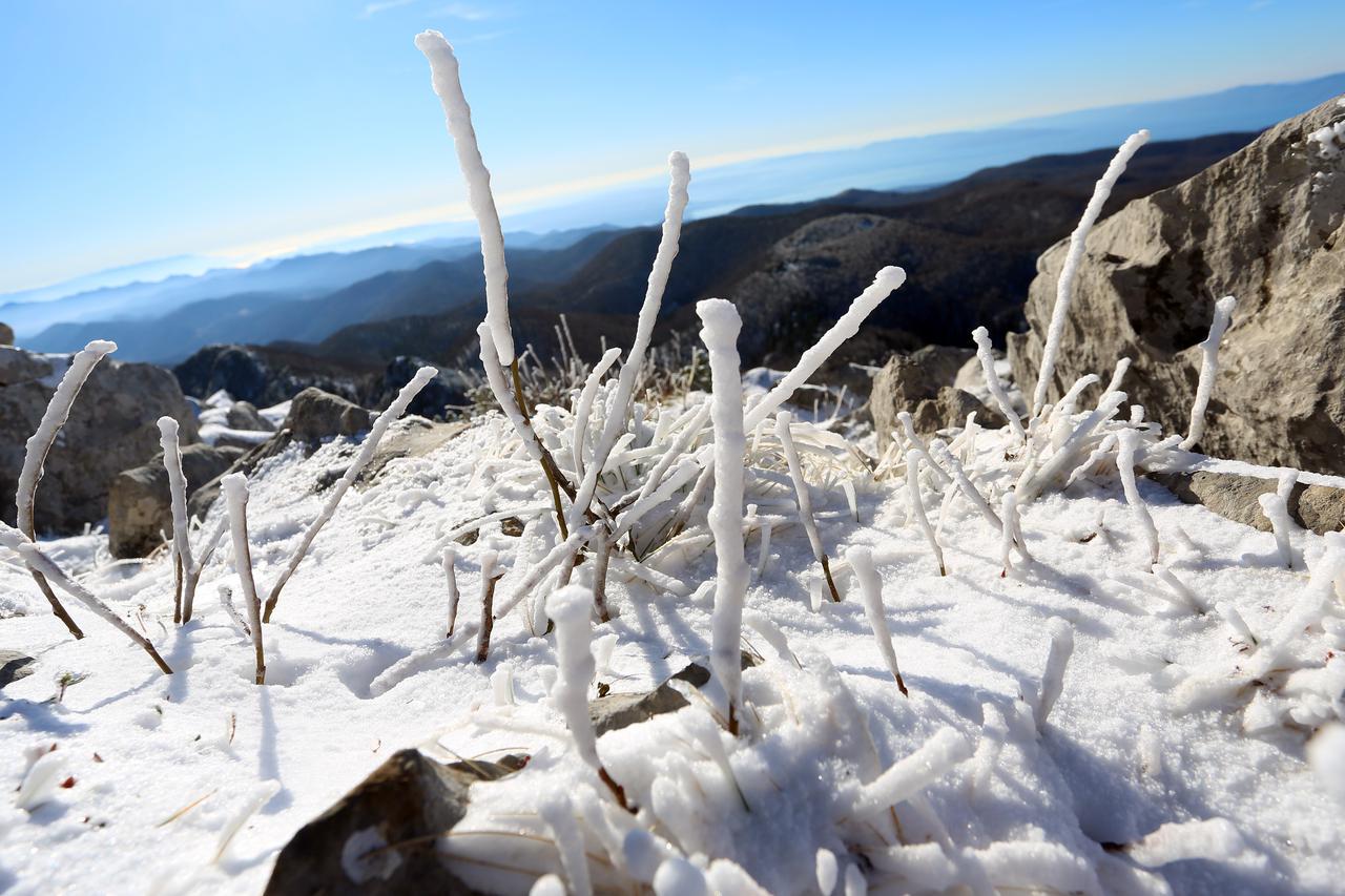 Prvi ovogodišnji snijeg zabijelio vrh Risnjaka u Gorskom kotaru