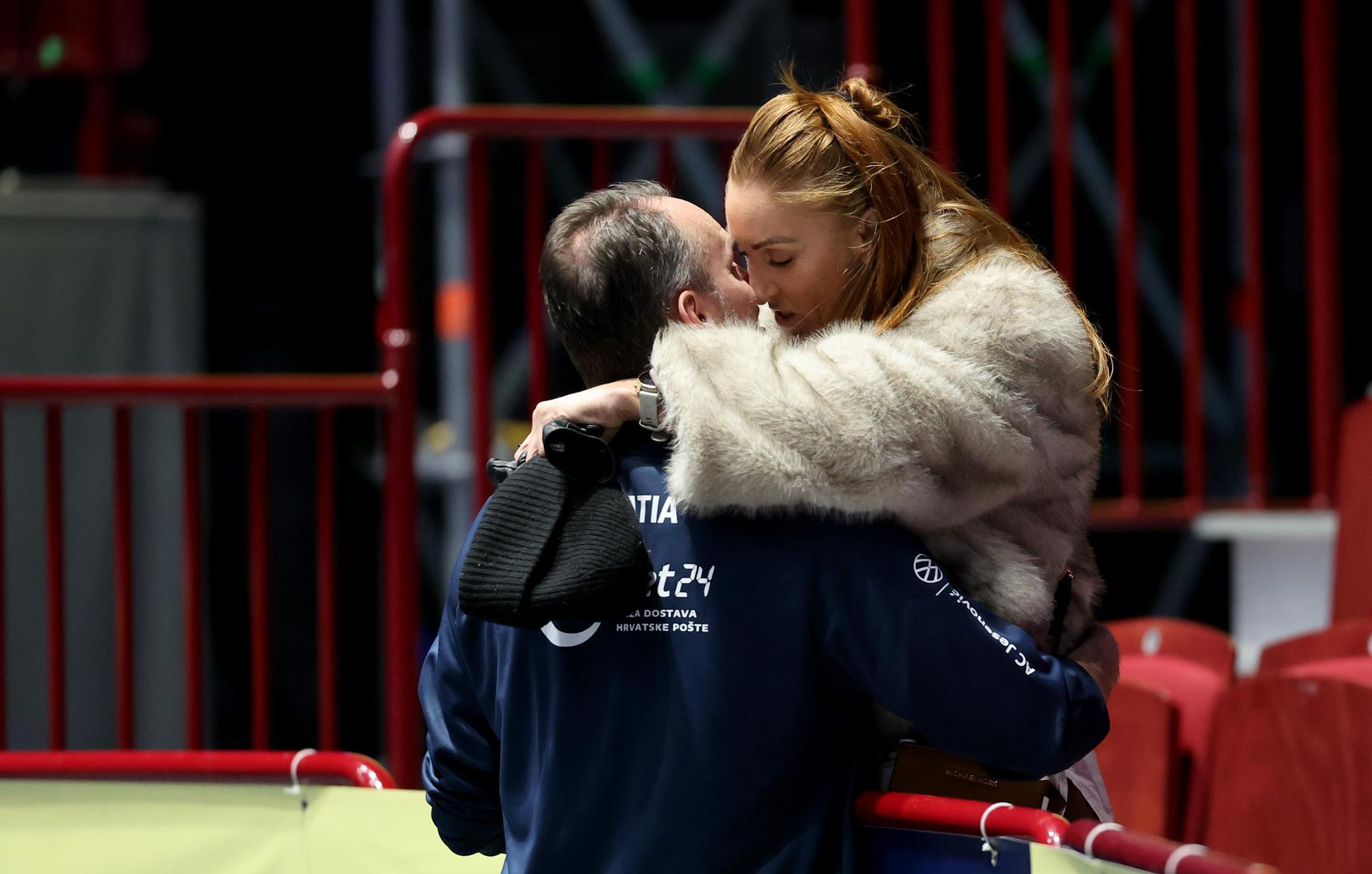 Prije toga Sigurdssona se povezivalo s Ingunn Sigurpálsdóttir, bivšom drugom pratiljom Miss Islanda i direktoricom marketinga. Za njihovu vezu doznalo se 2023. godine, a islandski mediji pisali su da su prekinuli uoči Svjetskog prvenstva 2025. godine. Niti Sigurdsson niti Sigurpálsdóttir nikada nisu javno komentirali svoju vezu ni razloge prekida.