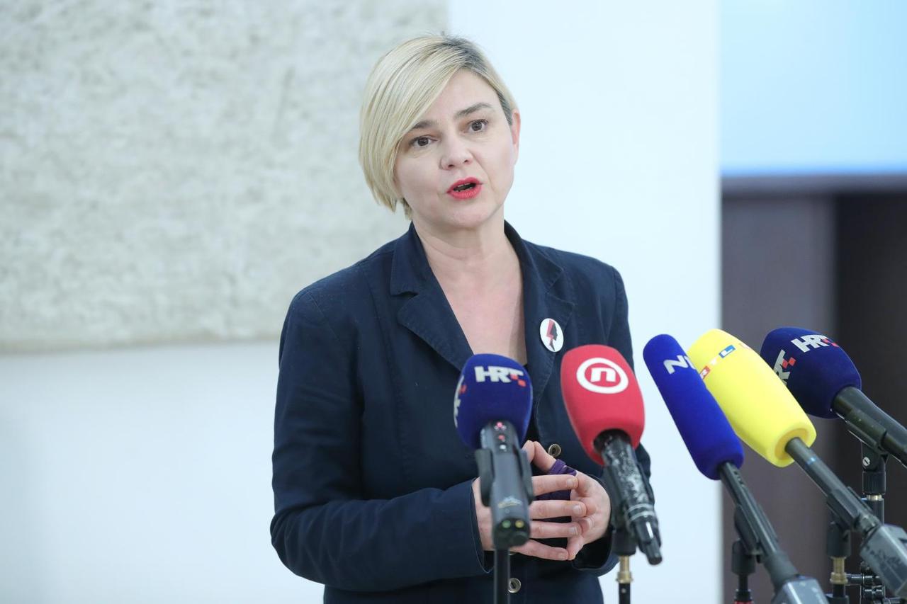 Zagreb: U pauzi saborske sjednice Sandra Benčić obratila se novinarima