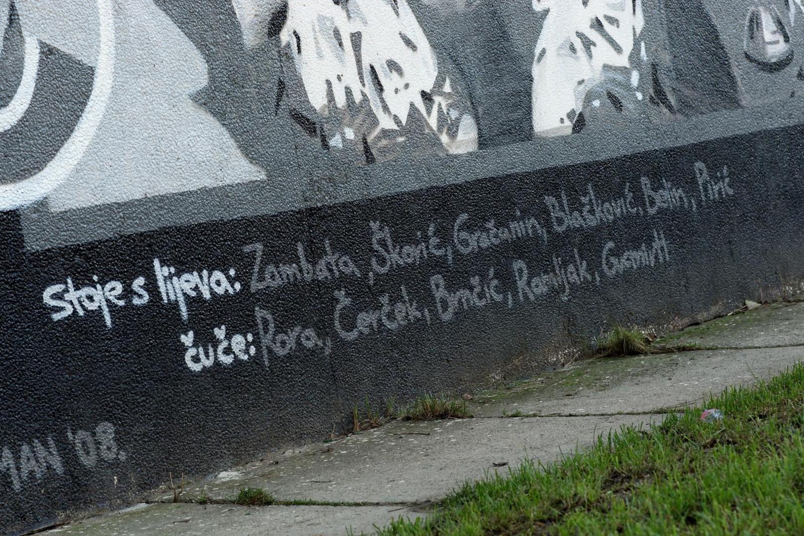 09.12.2008., Zagreb - Na krizanju Ivanicgradske i Zapoljske ulice na Pescenici oslikan je zid zgrade. Na grafitu je legendarna Dinamova postava iz 1967. godine, vremena kad je Dinamo bio pobjednik Kupa Velesajamskih gradova, preteca Kupa UEFA. 
Photo: Danijel Berkovic/Pixsell