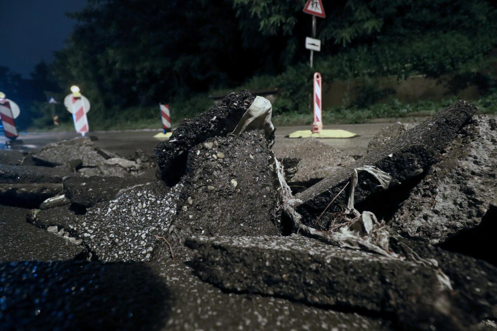 25.07.2020, Zagreb - Fraterscica. Jaka i obilna kisa uzrokovala je podizanje sahta za vodu i pucanje velikog dijela asfalta koji se uzdignuo te je promet u tom smijeru onemogucen. Photo: Sanjin Strukic/PIXSELL