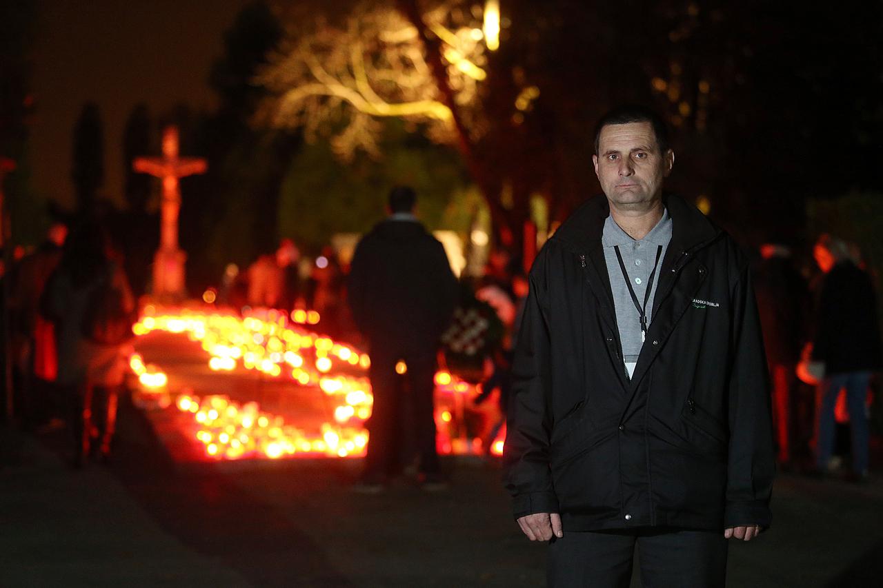 31.10.2015., Zagreb - Mladen Pintar, redar na zagrebackom groblju Mirogoj.  Photo: Goran Stanzl/PIXSELL