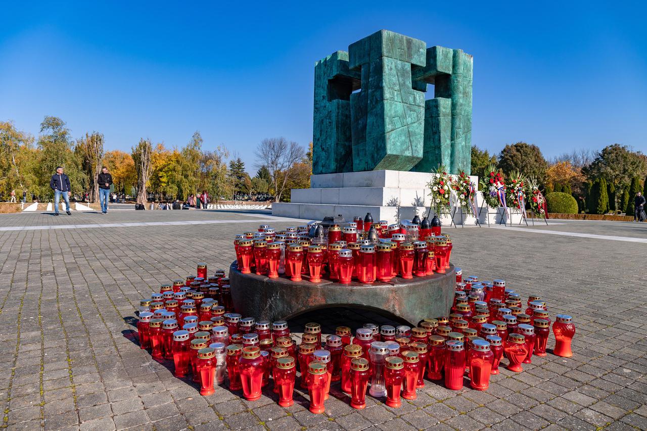 Vukovar: Građani posjećuju memorijalno groblje hrvatskih branitelja na dan Svih svetih