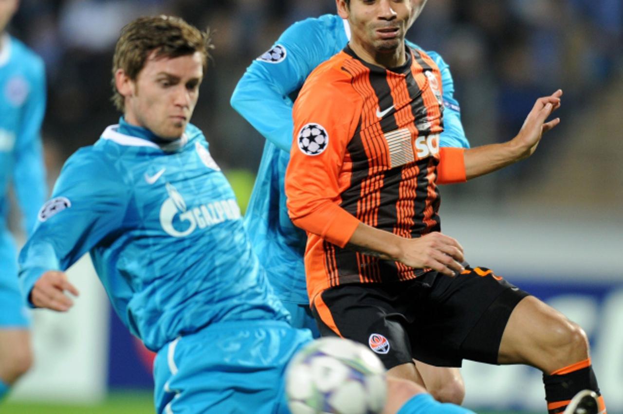 'Nicolas Lombaerts (L) of FC Zenit St Petersburg fights for the ball against Eduardo of FC Shakhtar  during UEFA Champions League, Group G football match in Saint-Petersburg on November 1, 2011. AFP P