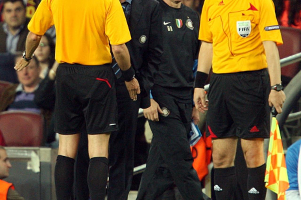 \'Referee Frank De Bleeckere has words with Inter Milan manager Jose Mourinho Photo: Press Association/Pixsell\'