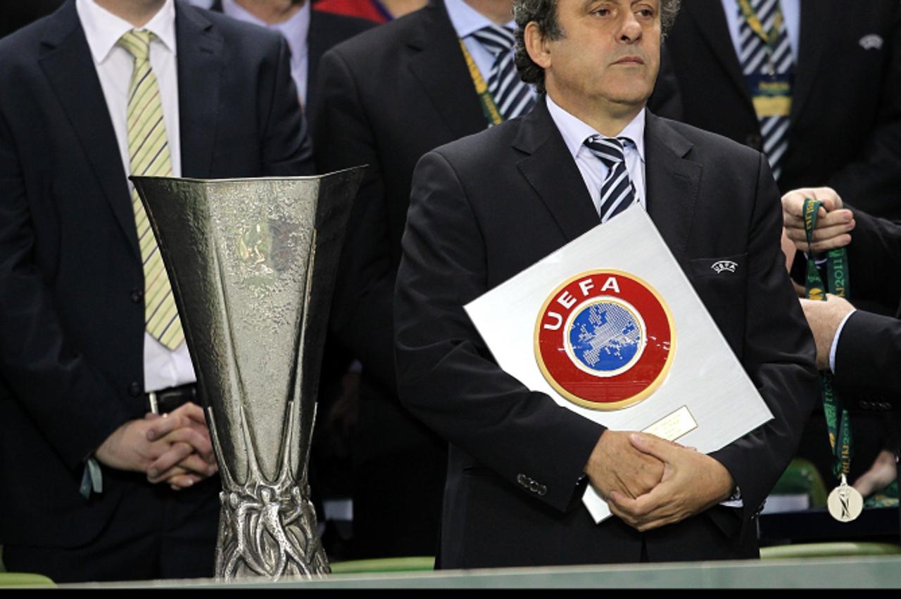 'UEFA President Michel Platini waits to present the UEFA Europa League trophy after the game Photo: Press Association/Pixsell'
