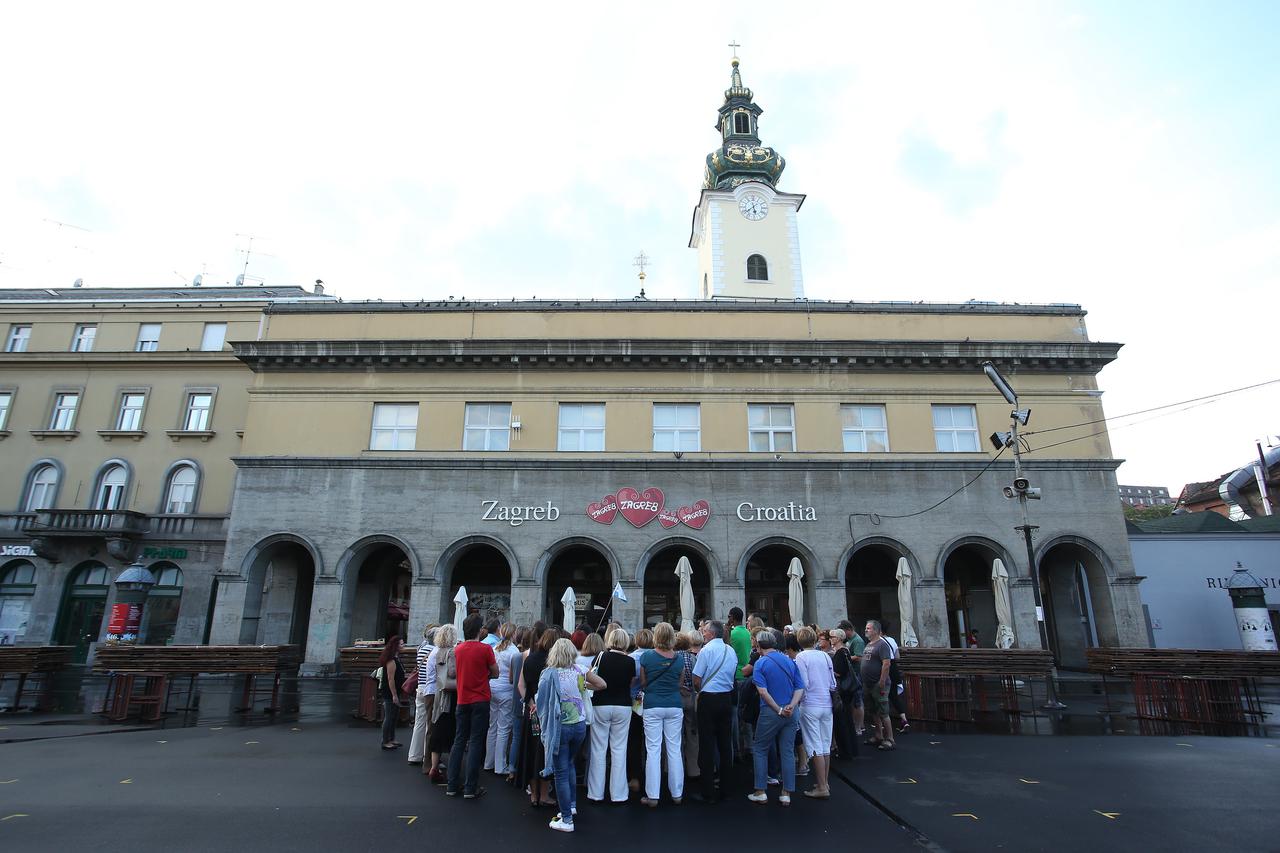 22.08.2015., Zagreb - U organizaciji Turisticko informativnog centra organiziran je besplatni turisticki obilazak za Zagrepcane. Gradjani su obisli Trg bana J. Jelacica, katedralu, Dolac, Tkalcicevu, Radicevu i Gornji grad.  Photo: Sanjin Strukic/PIXSELL