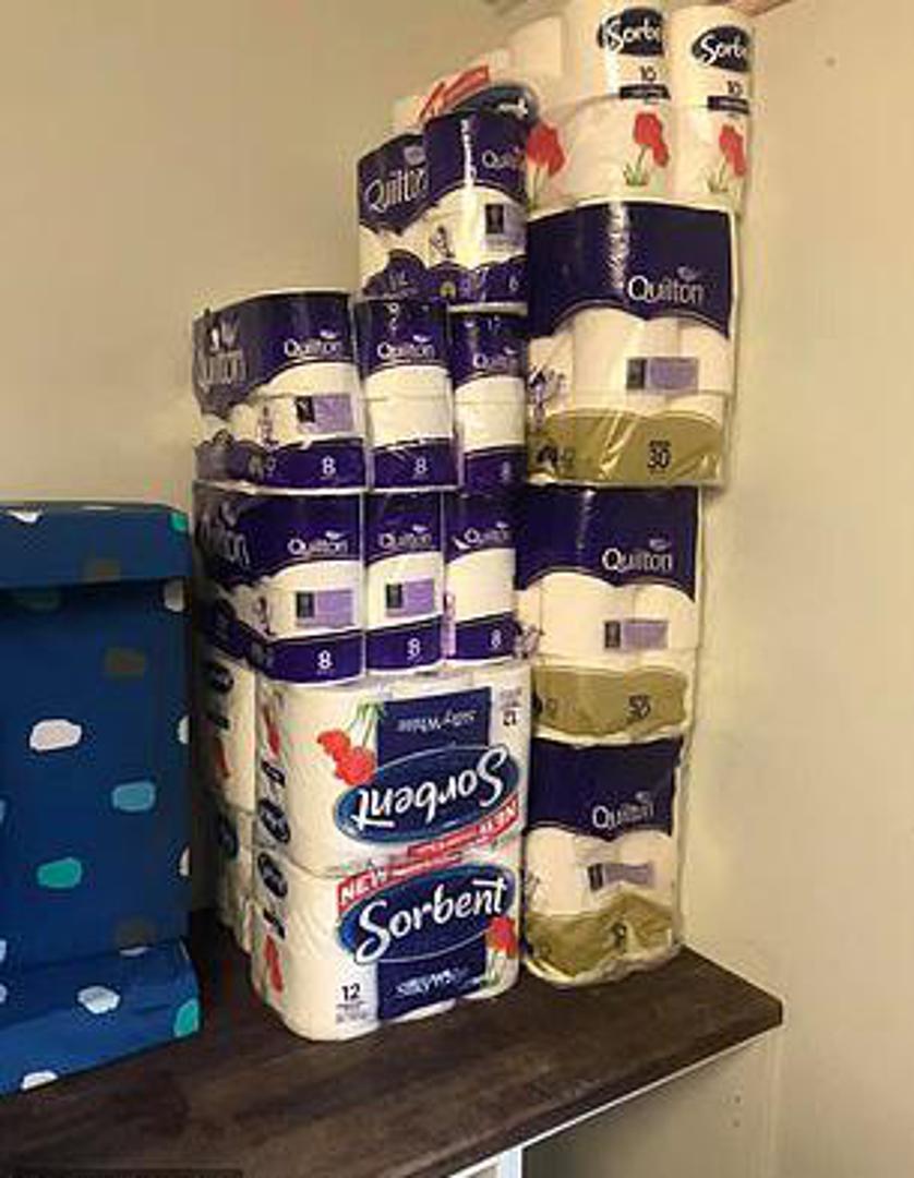 Jedan korisnik Reddita iz Australije započeo je dijeljenje fotografija zaliha. Na svoju fotografiju napisao je: "Potpuno pripremljen za koronavirus (90 plus jela). 
