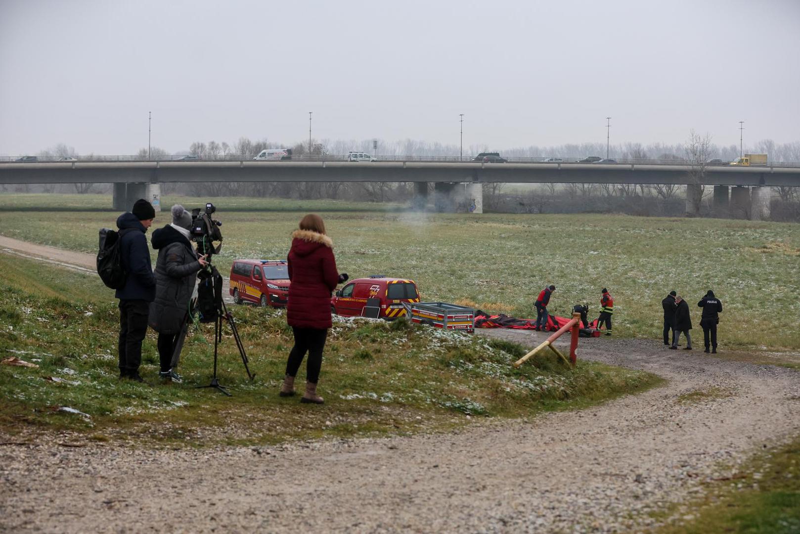 16.01.2025., Zagreb - Vatrogasci uz rijeku Savu gdje se pripremaju za nastavak potraga ze nestalim dijetetom u rijeci. Photo: Igor Kralj/PIXSELL