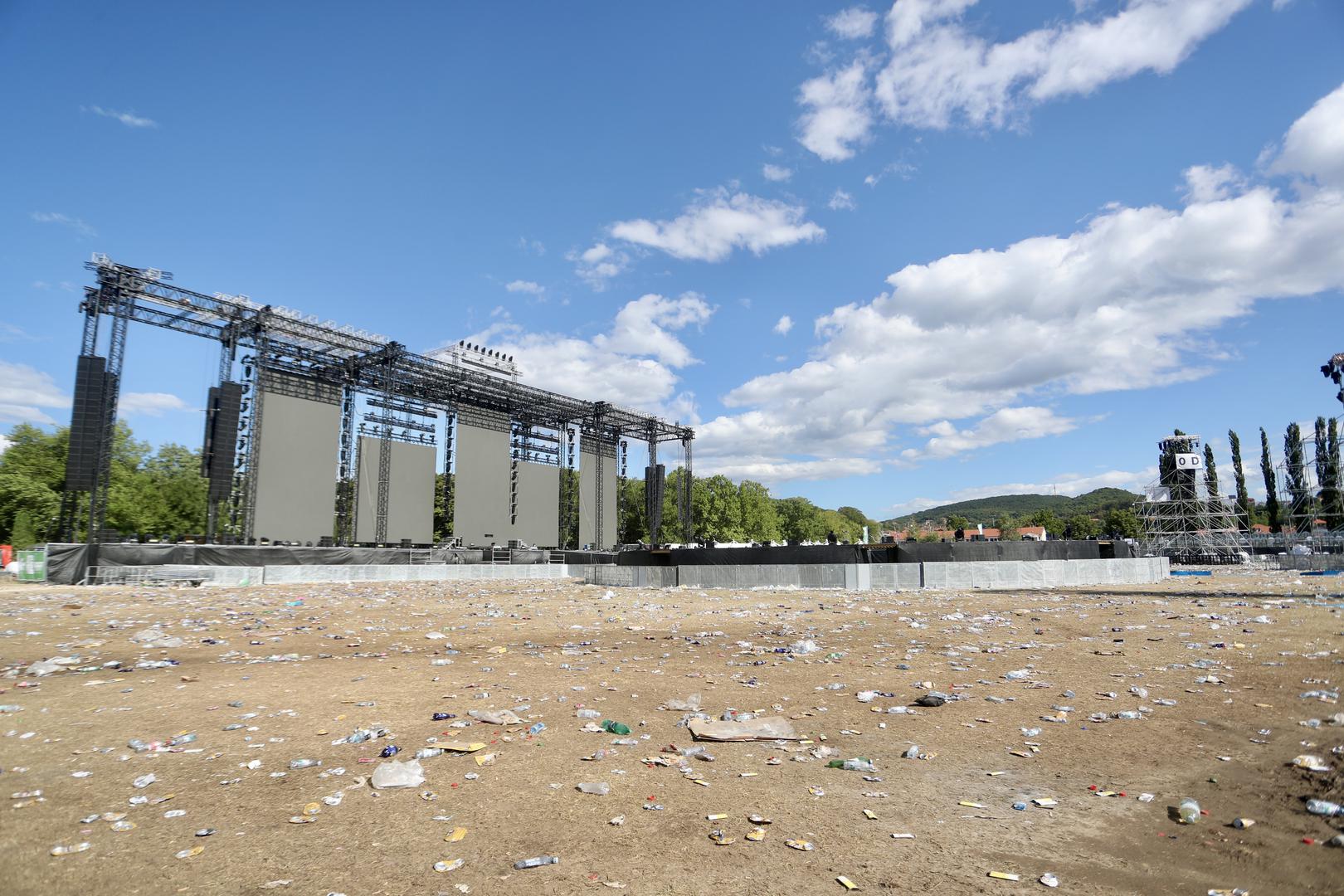  Od 55 osoba oduzeto je 189 komada pirotehnike, a dvojica muškaraca privedena su zbog kršenja zabrane letenja. Policija je snimala javno okupljanje te provodi kriminalistička istraživanja protiv svih uključenih.