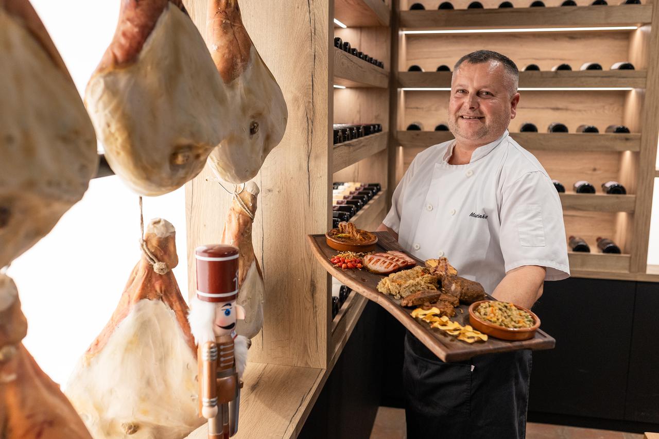Osijek: Priprema jela u restoranu "Crna svinja"