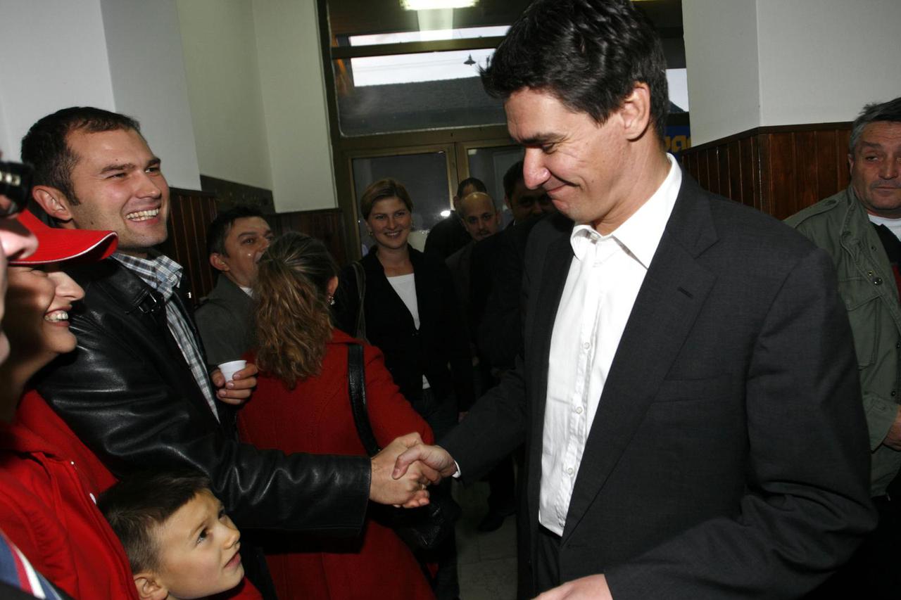 ARHIVA - 2007.  Jedan dan sa Zoranom Milanovićem tijekom predizborne kampanje