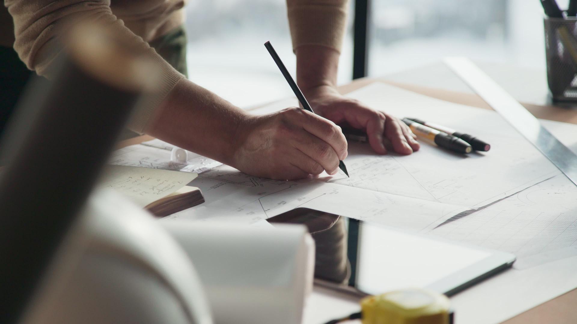 Blizanci: Na kraju, tu su i Blizanci, čija svestranost i šarm mogu prikriti sklonost manipulaciji. Njihova dvojna priroda može se iskoristiti za zbunjivanje i emocionalno manipuliranje drugima kako bi ostvarili vlastite interese, držeći ljude ovisnima o njihovoj potvrdi.