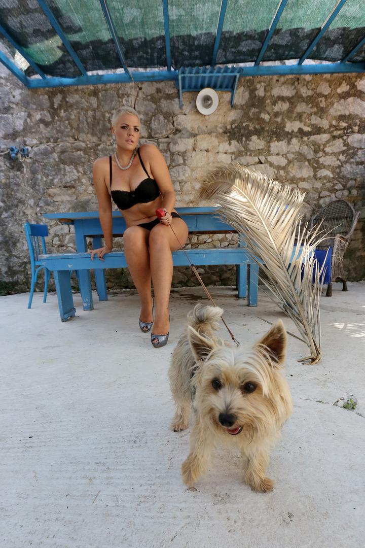 Dok je živjela u Hrvatskoj, bila je prepoznatljiva po kontroverznom ponašanju, snažnom glasu i upečatljivim scenskim nastupima.