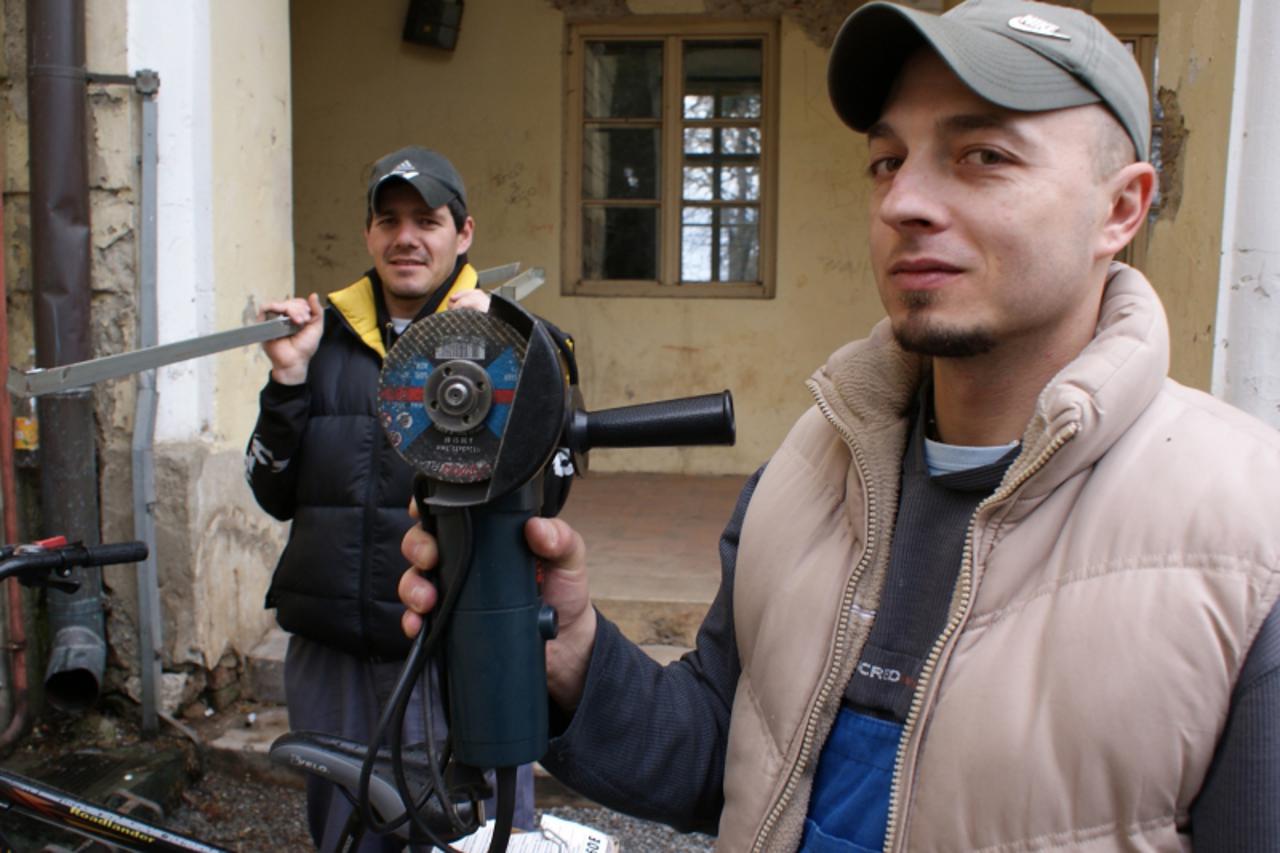 'podravina i bilogora, virovitica, 21.03.2011. matko kolesaric (lijevo) i ivan razlog (desno) odlucili su se protiv recesije boriti marljivim radom, gotvo za sitnis, samo da ne besposlicare doma snimi