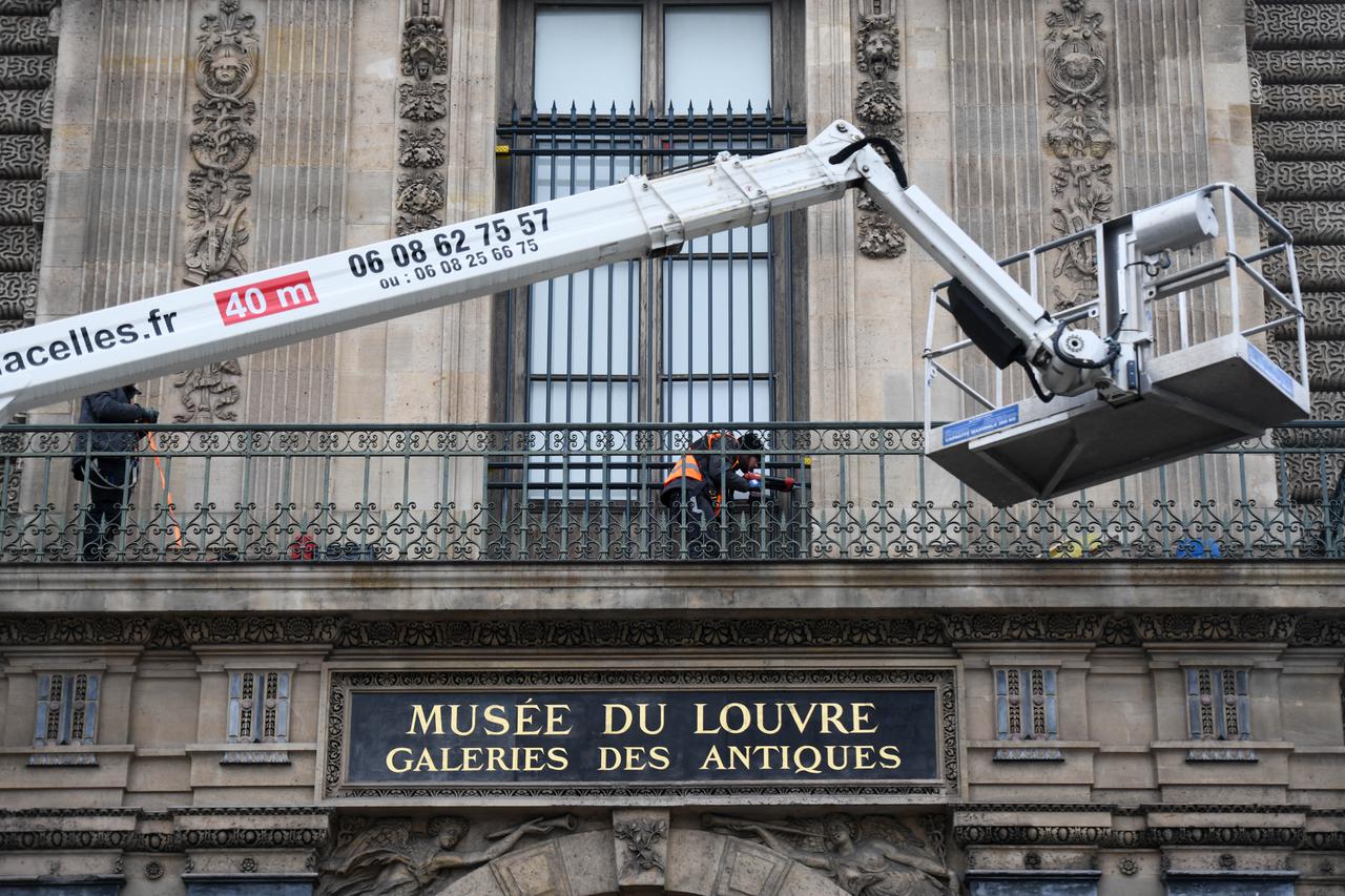 Louvre Museum Installs Bars Over Robbed Gallery Window - Paris