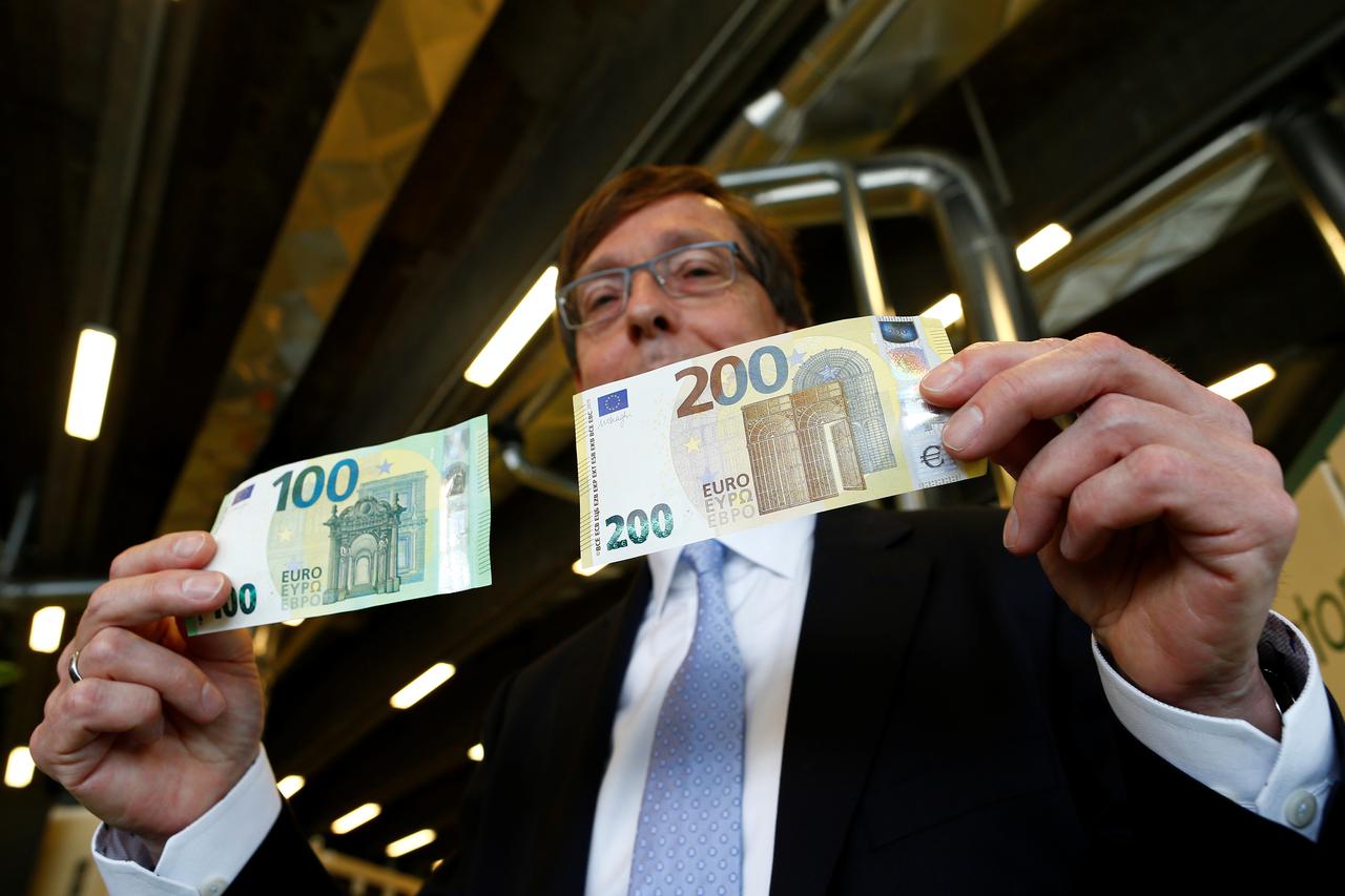 Direktor Ton Roos pokazuje nove novčanice od 100 i 200 eura