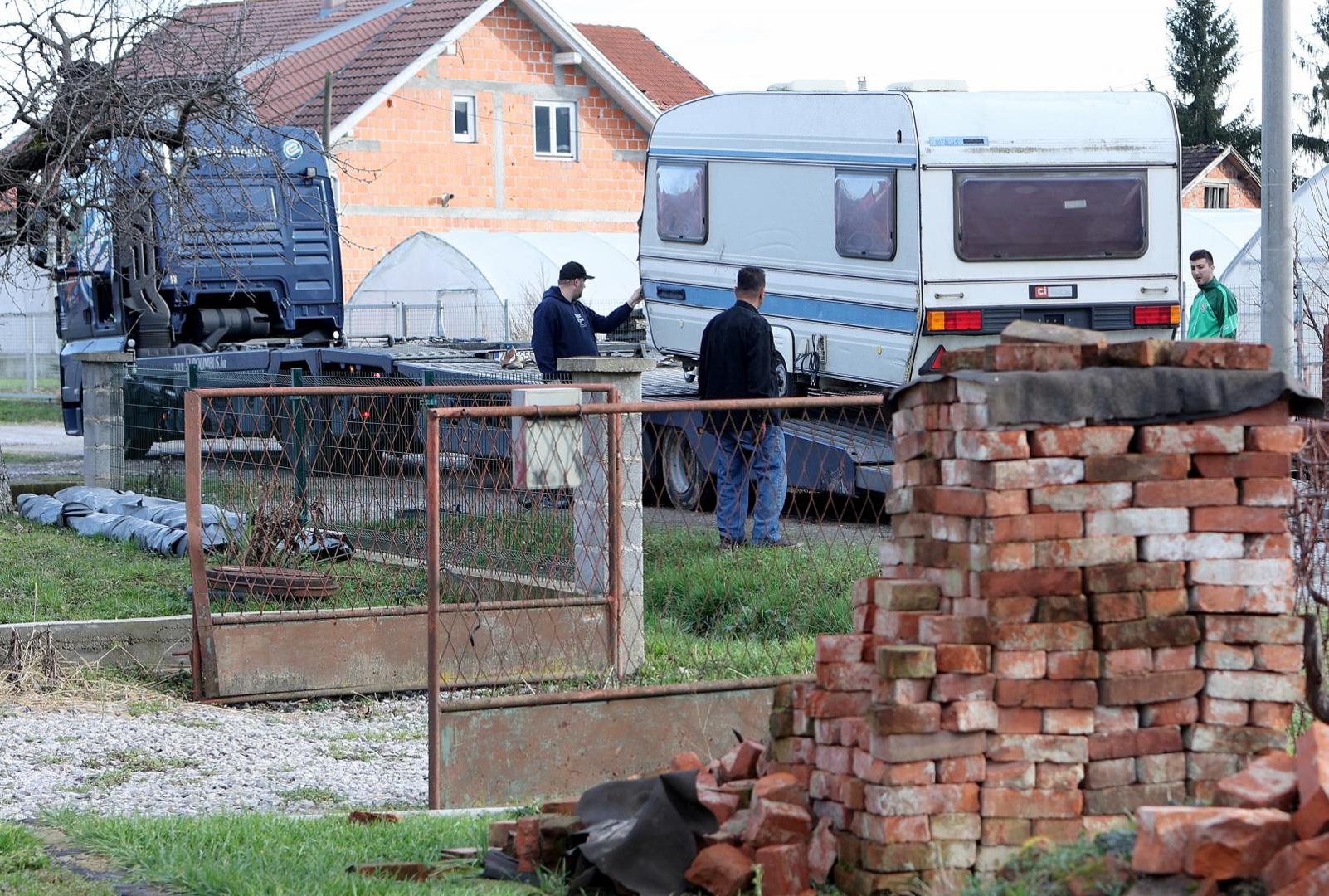 01.01.2021., Petrinja - Posljedice razornog potresa koji je pogodio grad Petrinju. Vecini ljudi koji nisu zeljeli napustiti svoja mjesta stanovanja kamp kucice nude barem neku sigurnost i topliji dom nego automobili u kojima vecina spava ispred kuca.Photo: Marko Prpic/PIXSELL