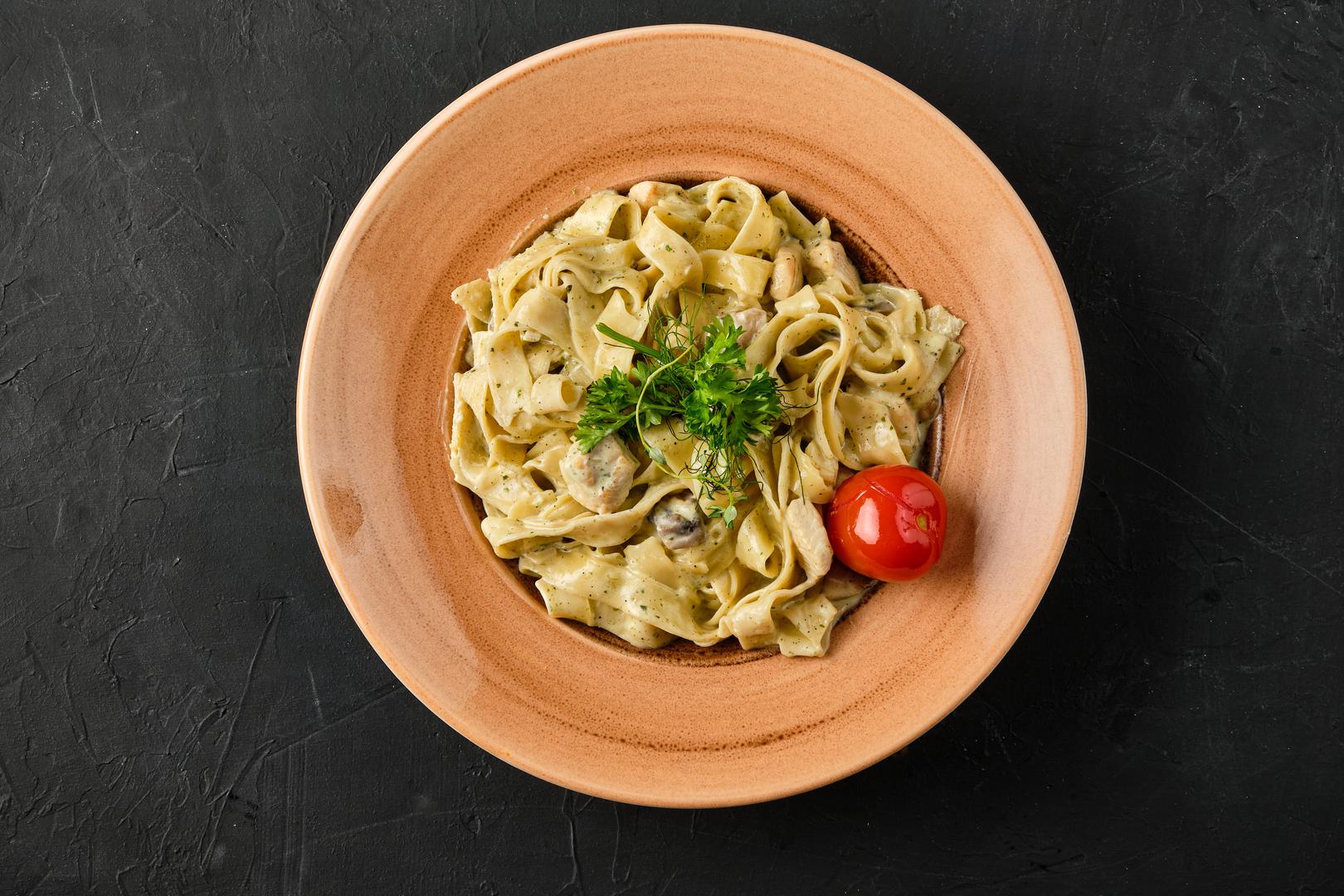 Fettuccine Alfredo: "Za Talijana, fettuccine Alfredo je veliko ne u knjizi pravila!" rekao je Jacopo Falleni, vlasnik Nonne u Westlake Villageu u Kaliforniji. “U Italiji su jela od tjestenine usmjerena na to da budu jednostavna i da svaki sastojak zablista. Ali Alfredo je pun vrhnja i maslaca, što je preteško. Stvarno nedostaje ono što je zaista talijanska tjestenina, a to je jednostavnost i elegancija. Uz to, oni stave i piletinu, što je kao da stavite kečap na rižoto..", kaže.