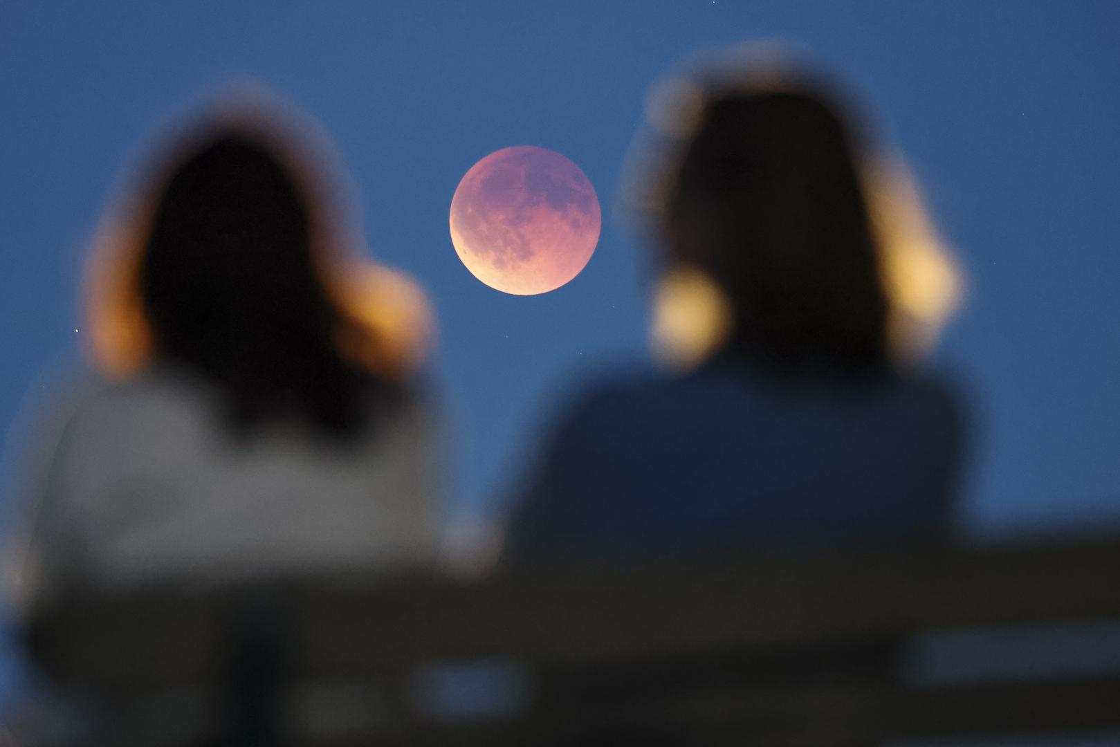 Ljubitelji astronomije i znatiželjnici diljem Europe, Afrike, Azije i Australije pripremaju se za rijedak nebeski događaj koji se odigrava na završnici ljeta. Večeras pun Mjesec, poznat i kao rujanski "Mjesec kukuruza", nema svoj uobičajeni biserni sjaj. Umjesto toga, proći će kroz najtamniji dio Zemljine sjene i poprima zapanjujuću crvenkasto-narančastu boju
