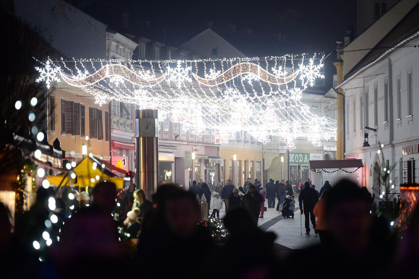 Upaljena je prva adventska svijeća i uključena blagdanska rasvjeta u Čakovcu