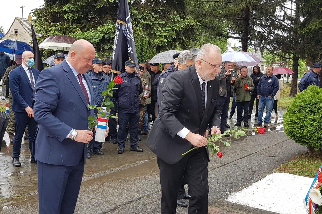 Majice i zastave HOS-a na obljetnici ubojstva 12 redarstvenika