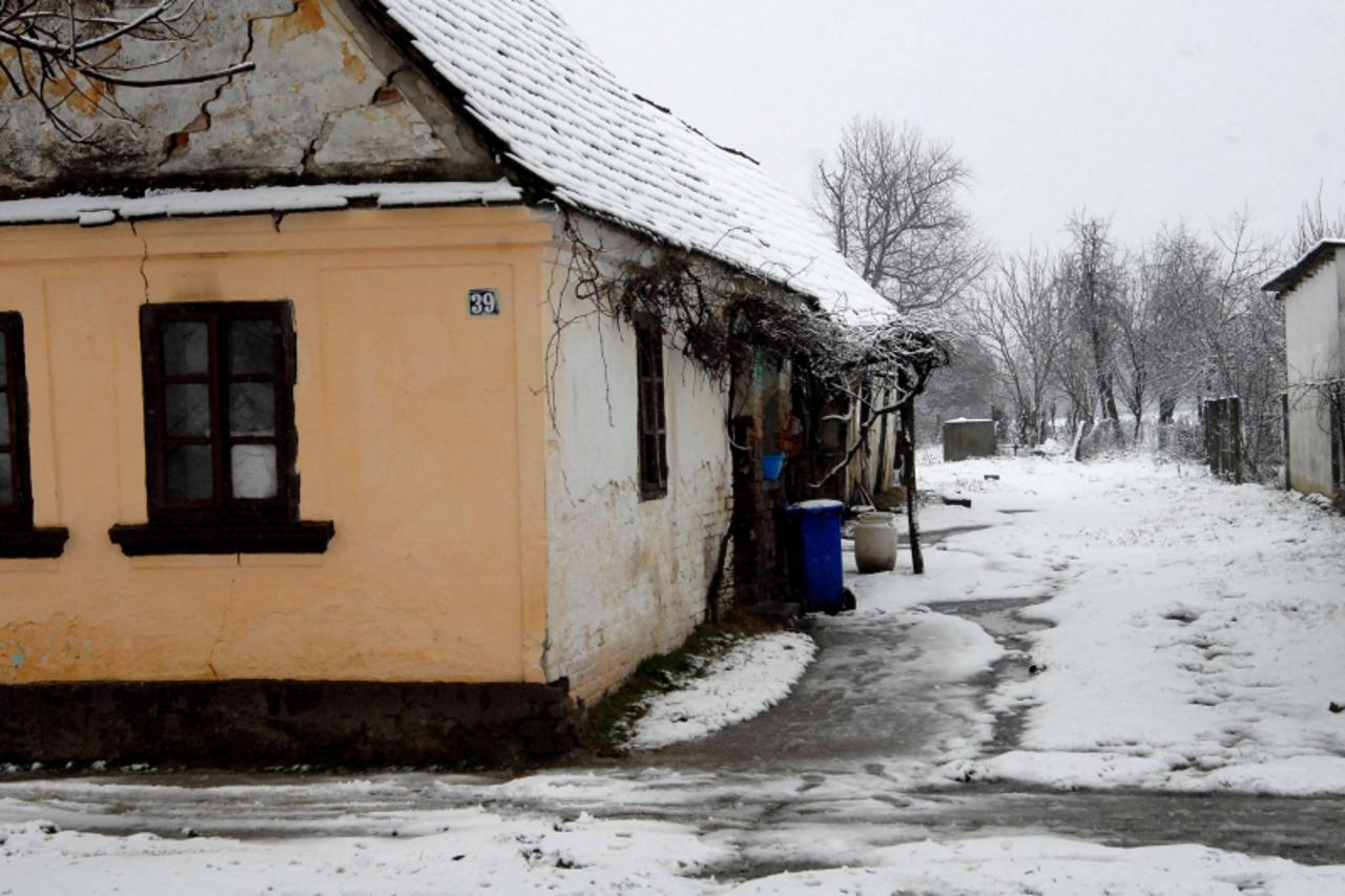 '18.01.2013., Slavonski Brod, selo Kupina - Zbog podvodjenja i maloljetnicke prostitucije privedeno je nekoliko osoba koje se sumnjice za navodjenje na maloljetnicku prostituciju i podvodjenje, a medj