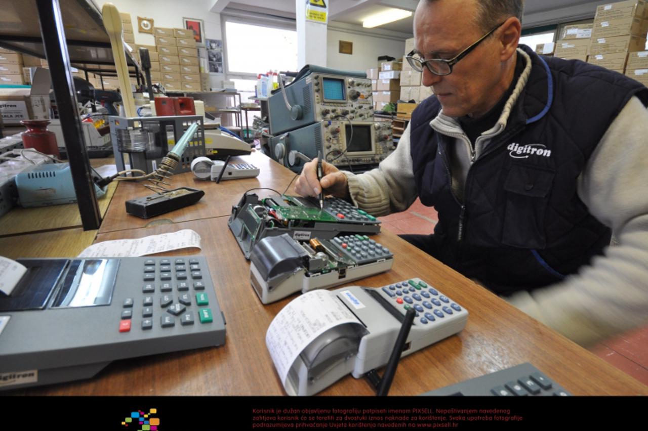 '14.12.2012., Buje - Tvornica Digitron jedina u Hrvatskoj proizvodi fiskalane kase. Njihovo dugogodisnje znanje i iskustvo prtocili su u najtrazenji artikal ovih dana. Inzenjer Branko Mavric radi na k