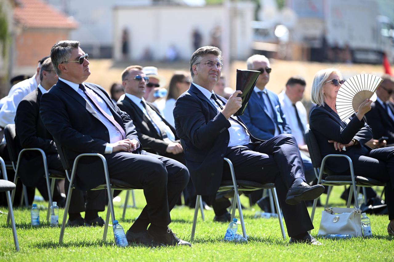 Knin: Zbog velike vrućine uzvanici na središnjoj proslavi Oluje koristili papire, lepeze i vodu