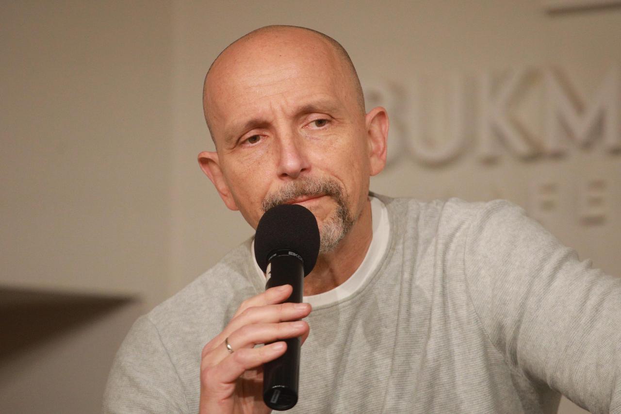 Beograd: Aleksandar Stanković  predstavio je svoju novu knjigu "F 32" u Knjižari Delfi SKC