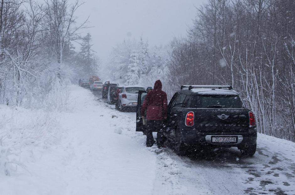 Zagreb: Snijeg koji je napadao na Sljemenu zadao je probleme građanima