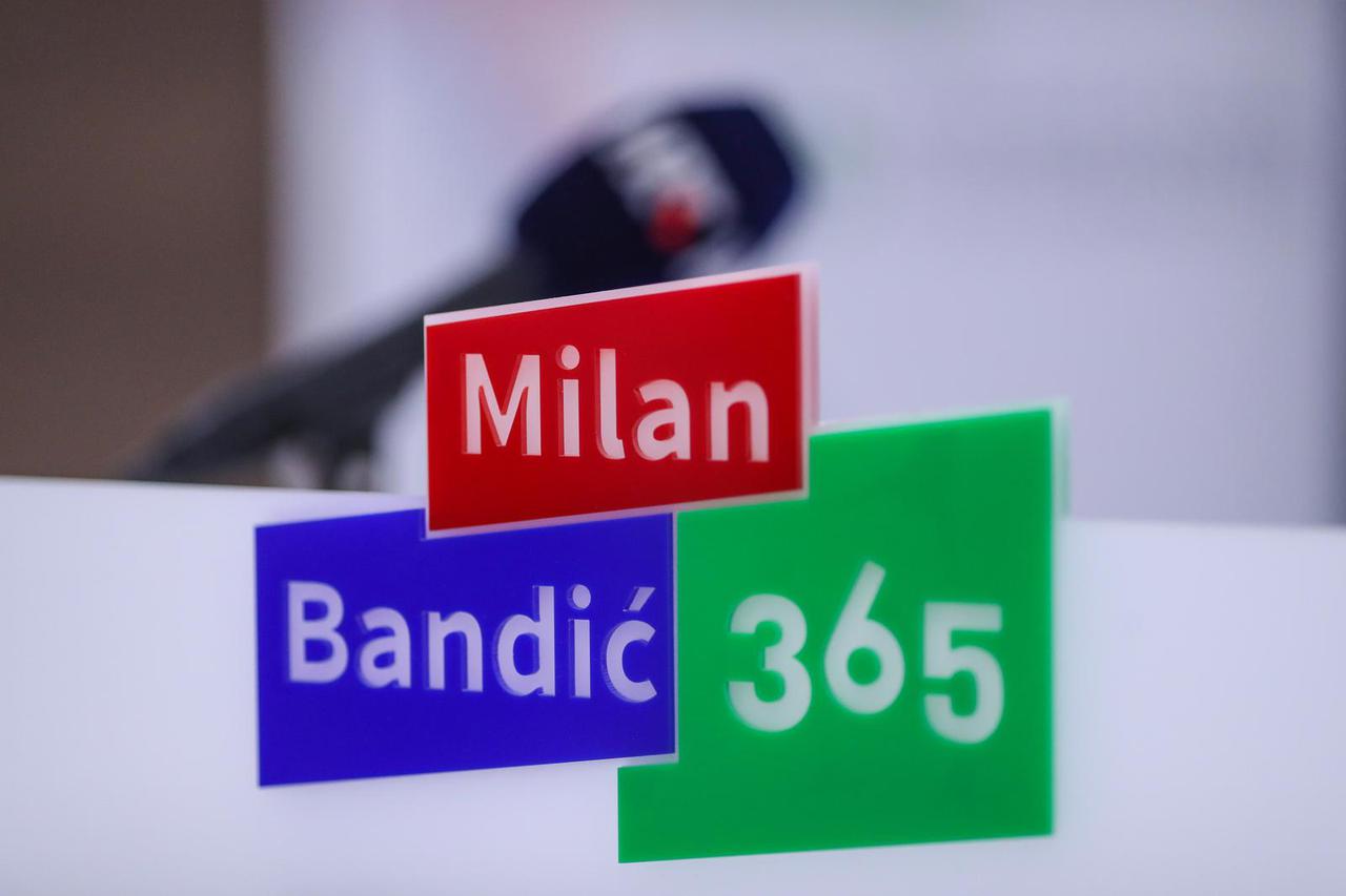 Zagreb: Bandić uručio Ugovore za donaciju osam obitelji za obnovu nekretnine oštećene u potresu