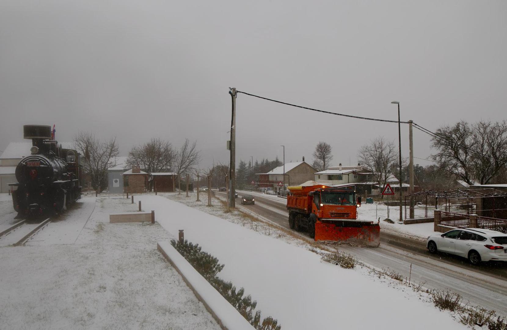 09.01.2025.,Dicmo-Snjezni uvjeti na prometnicama u zaledju Splita. Zimske sluzbe od ranog jutra brinu se za prohodnost cesta. Photo: Ivo Cagalj/PIXSELL