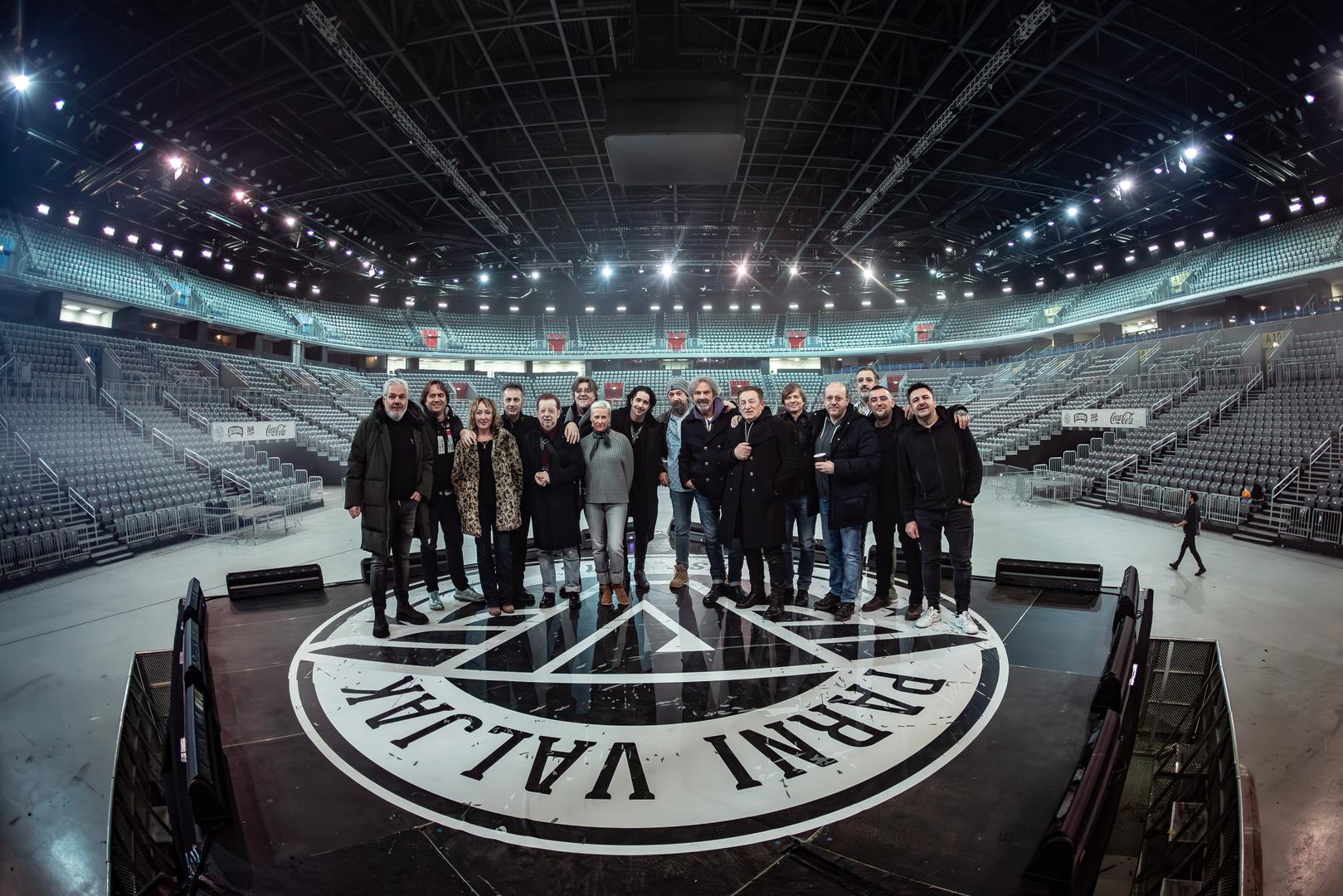 Rock institucija Parni Valjak večeras će održati slavljenički koncert u rasprodanoj Areni Zagreb. Kako su otkrili na društvenim mrežama, tonska je uspješno odrađena i sve je spremno za njihov središnji rock’n’roll show aktualne turneje “50”, kojom obilježavaju 50 godina glazbene aktivnosti.